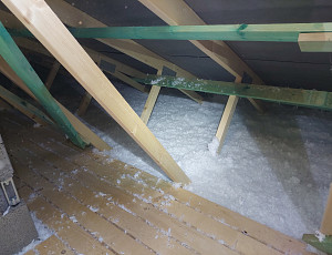 Zateplení stropu dřevostavby pomocí foukané izolace